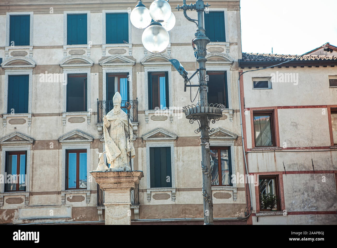 Statue Divo Bassano Protectori auf der Piazza Liberta in Bassano del Grappa, Provinz Vicenza Italien Stockfoto