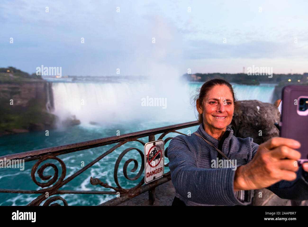Frau selfie, sicher, während Sie die Niagara Fälle im Urlaub Stockfoto