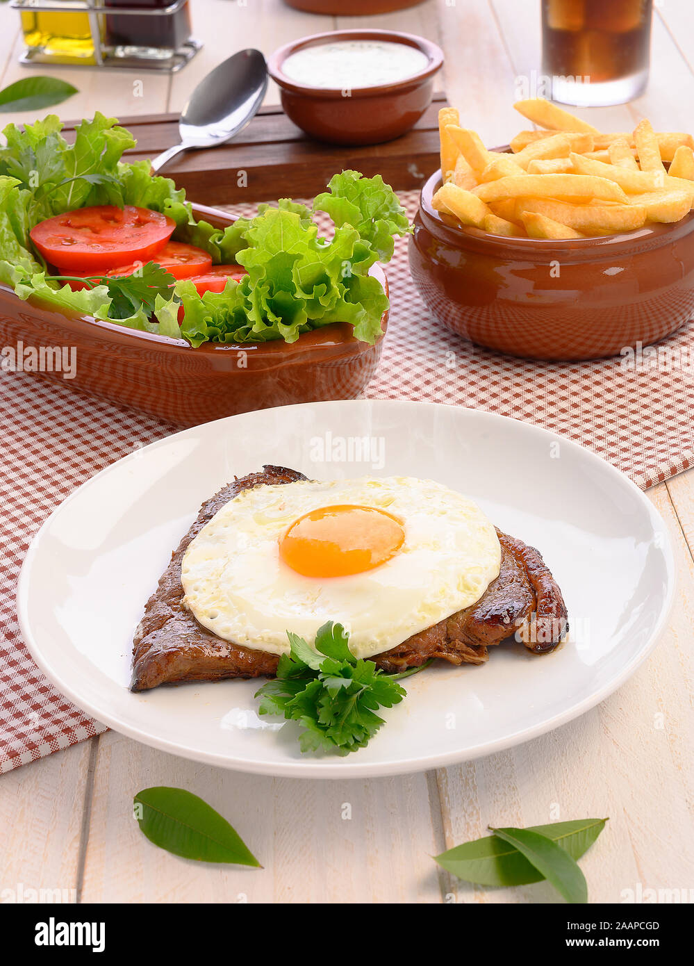 Pferd Steak (Bife ein cavalo) - Brasilianische traditionelles Essen - Steaks, weißer Reis, farofa und Salat. Stockfoto