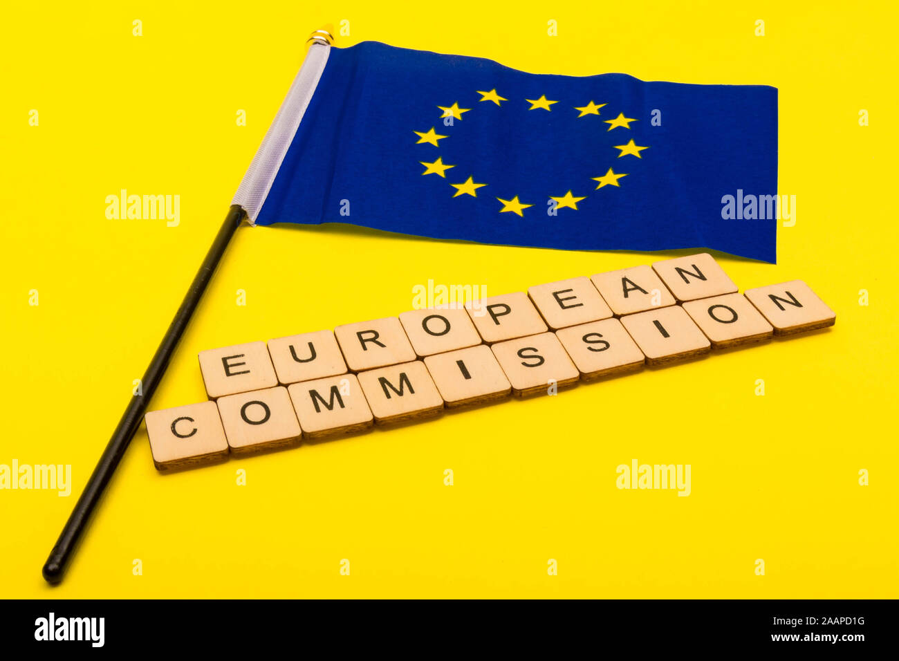 Europäische Union Konzept, in dem die Flagge der EU auf gelbem Hintergrund mit einem Schild lesen Europäische Kommission Stockfoto