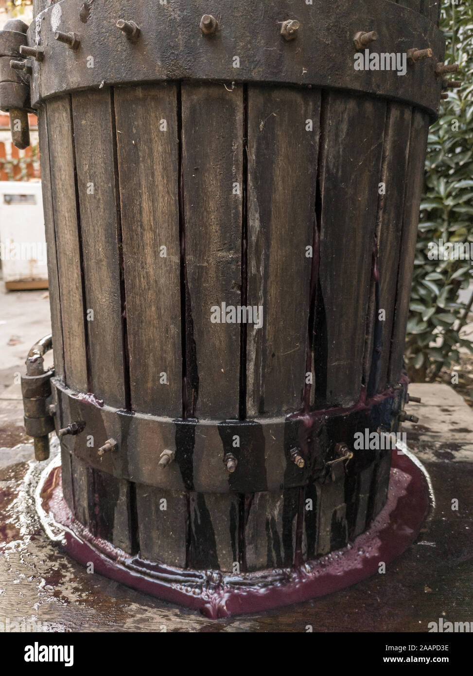Der Wein zu Hause. Alte hölzerne Weinpresse Stockfoto