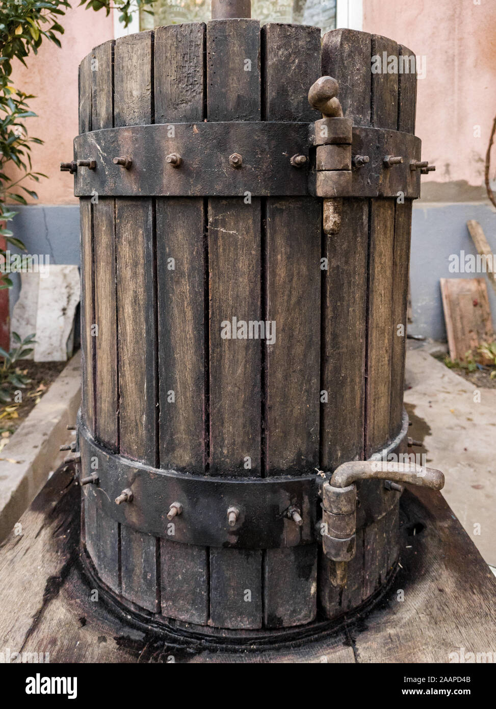 Der Wein zu Hause. Alte hölzerne Weinpresse Stockfoto