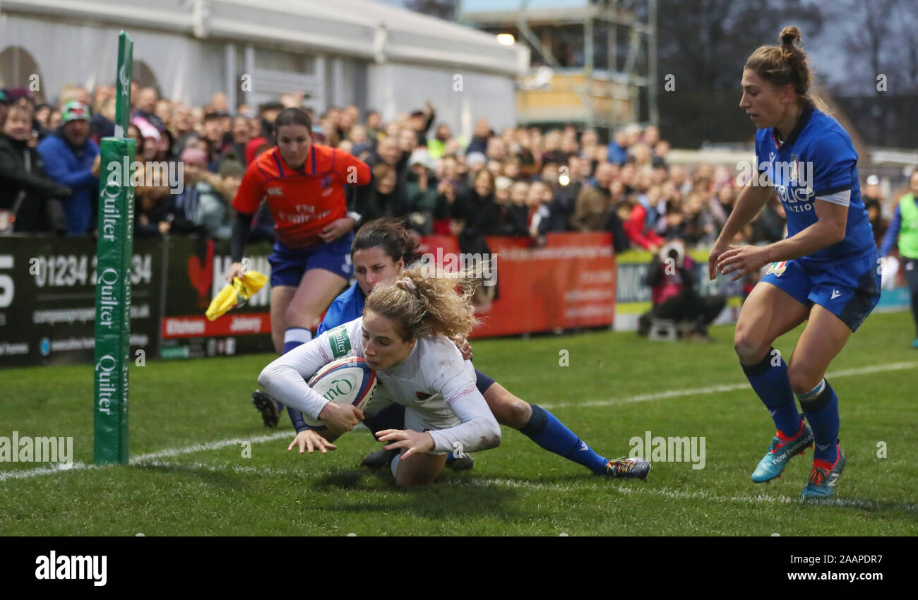 Abby Dow kerben Englands vierten versuchen Sie, während der internationalen Match bei goldington Road, Bedford. Stockfoto