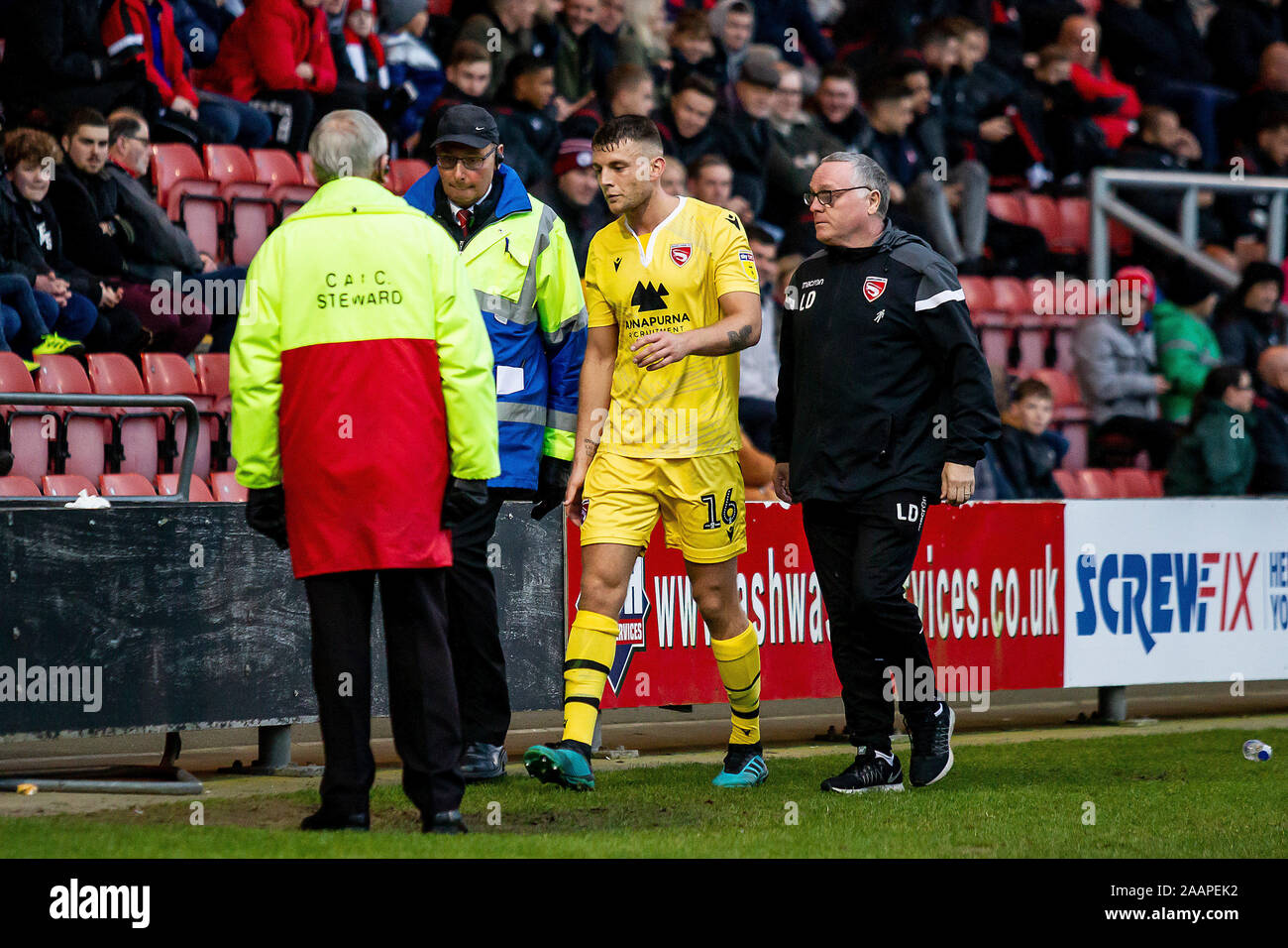 CREWE, ENGLAND - 23. NOVEMBER Sam Lavelle von Morecambe fc begleitet den Tunnel hinunter nach während der Sky Bet Liga 2 Übereinstimmung zwischen Crewe Alexandra und Morecambe an Alexandra Stadium, Crewe am Samstag, 23. November 2019 gesendet werden. (Credit: Alan Hayward | MI Nachrichten) das Fotografieren dürfen nur für Zeitung und/oder Zeitschrift redaktionelle Zwecke verwendet werden, eine Lizenz für die gewerbliche Nutzung Kreditkarte erforderlich: MI Nachrichten & Sport/Alamy Live News Credit: MI Nachrichten & Sport/Alamy leben Nachrichten Stockfoto