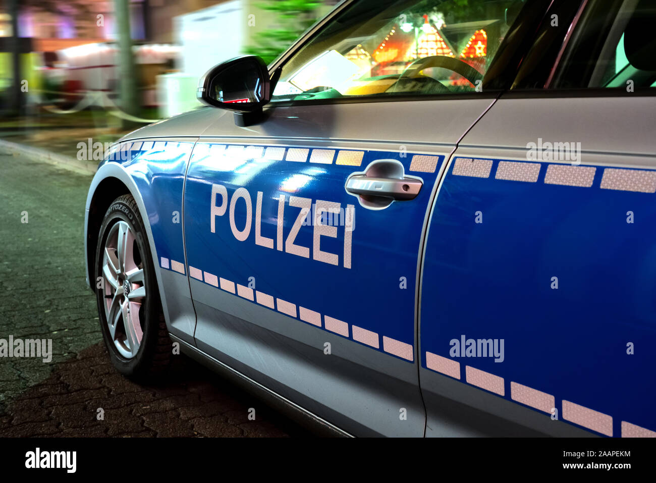 Polizei auf einem deutschen Polizei Auto Stockfoto