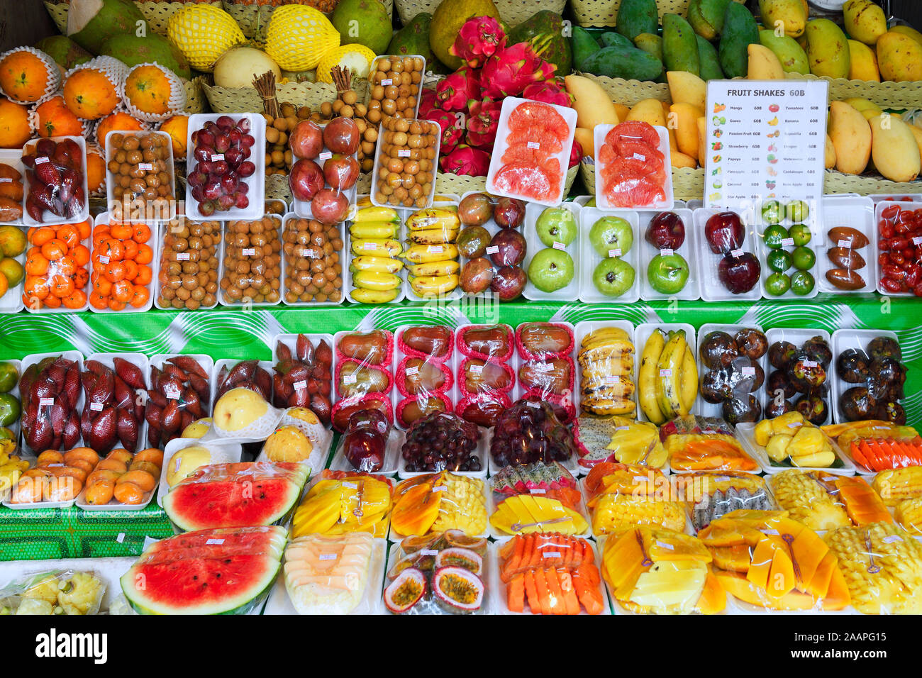 Viel frisches Obst eine einem Straßenstand, Patong Beach, Phuket, Thailand Stockfoto