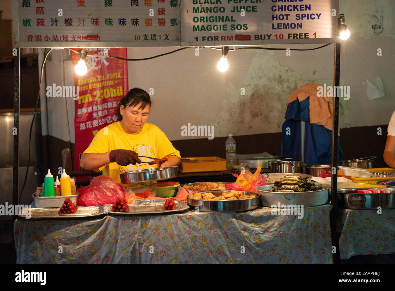 Die Menschen vor Ort Vorbereitung Street Food für die Übernachtung am Wochenende - Markt in Malakka, Malaysia Stockfoto
