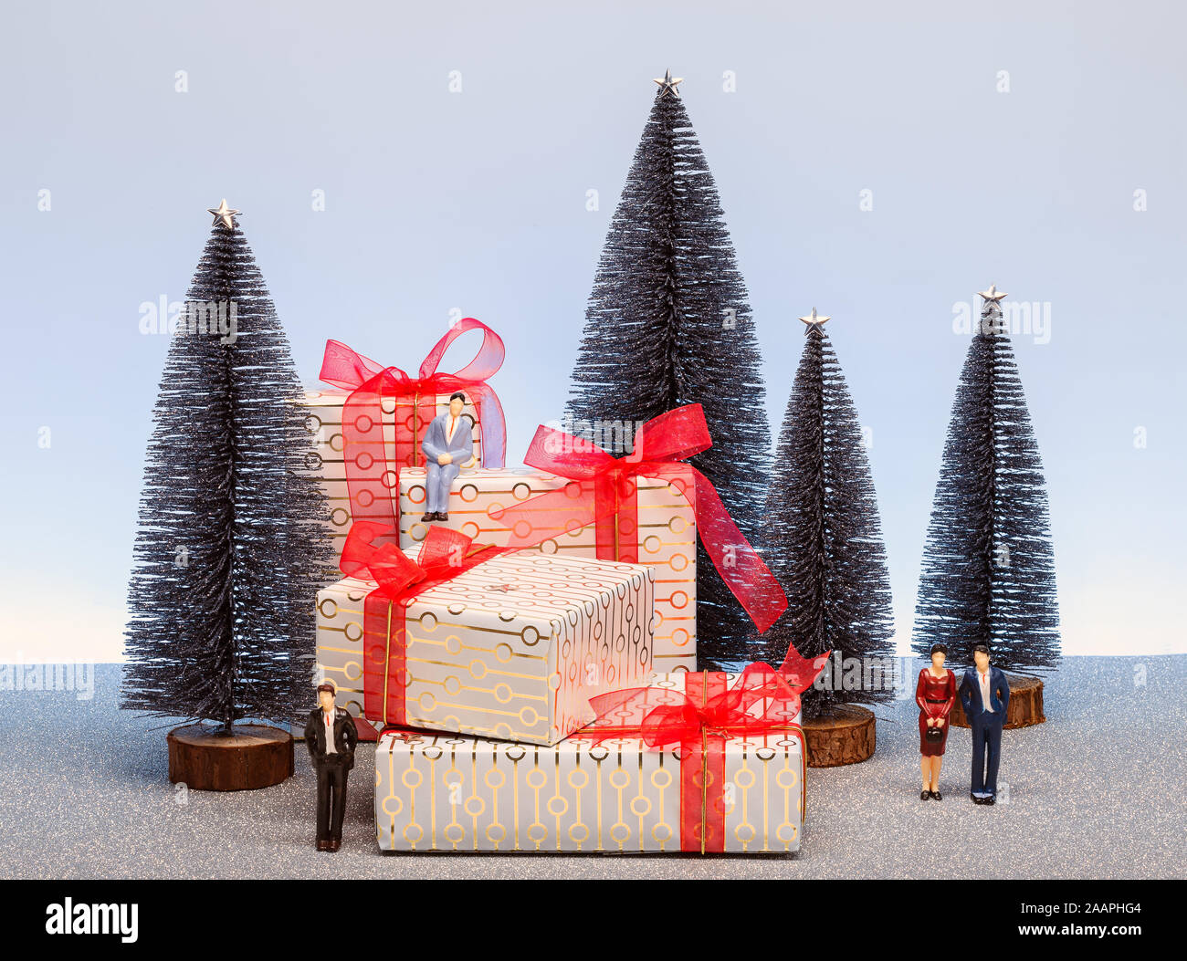 Weihnachten Szene mit Miniatur Tannen, Menschen und Geschenke. Weihnachten Konzept Stockfoto