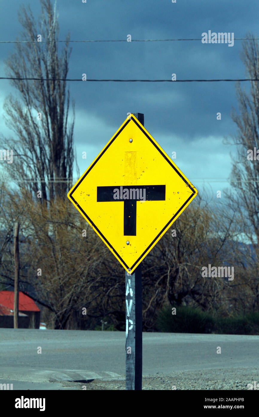 T-Kreuzung vor, gelbe Schild Warnung vor plötzlichen ihazard. Argentinien. Patagonien. Stockfoto