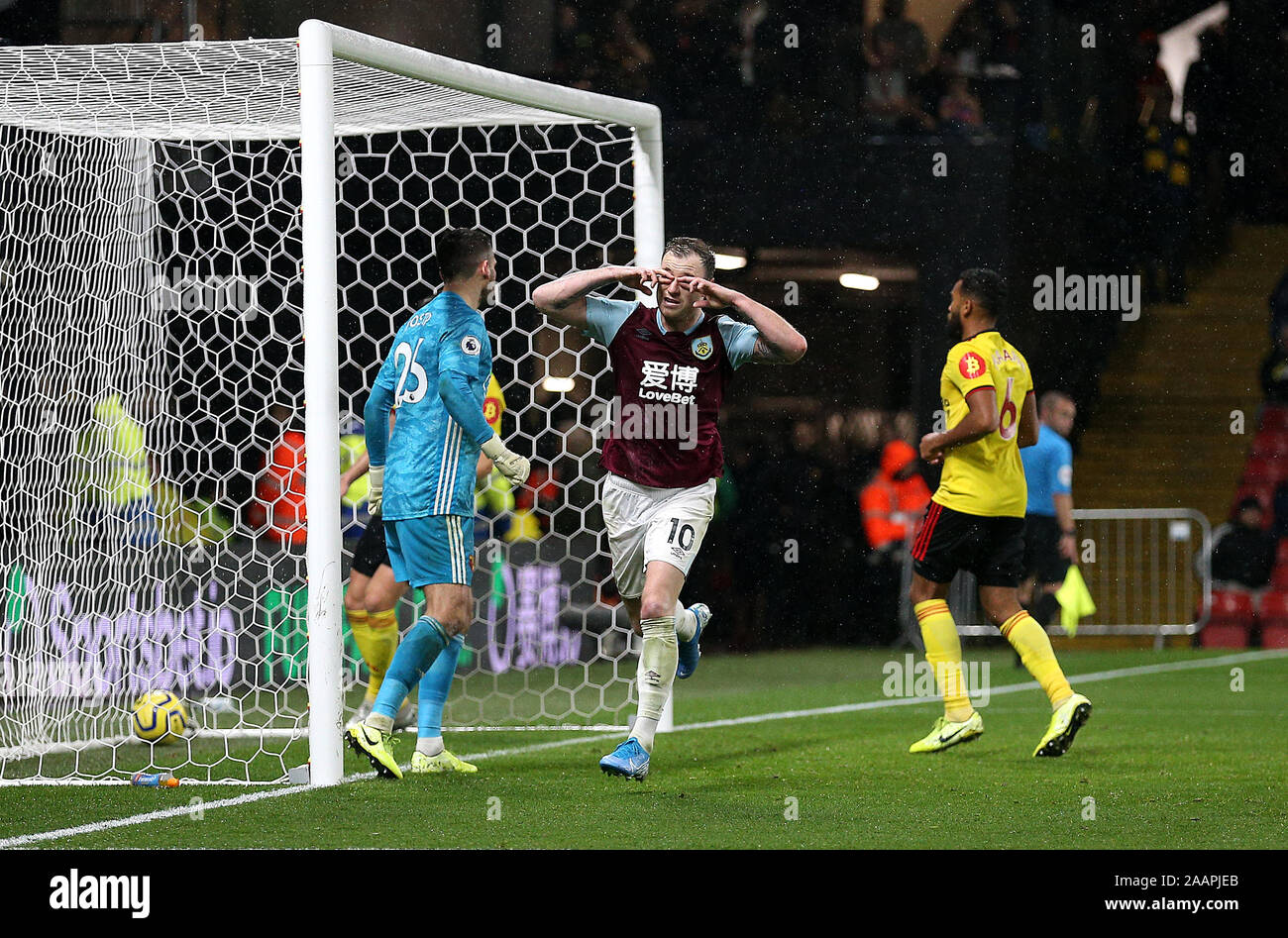 Burnley ist Ashley Barnes feiert zweiten Ziel seiner Seite des Spiels zählen vom Elfmeterpunkt während der Premier League Match an der Vicarage Road, Watford. Stockfoto