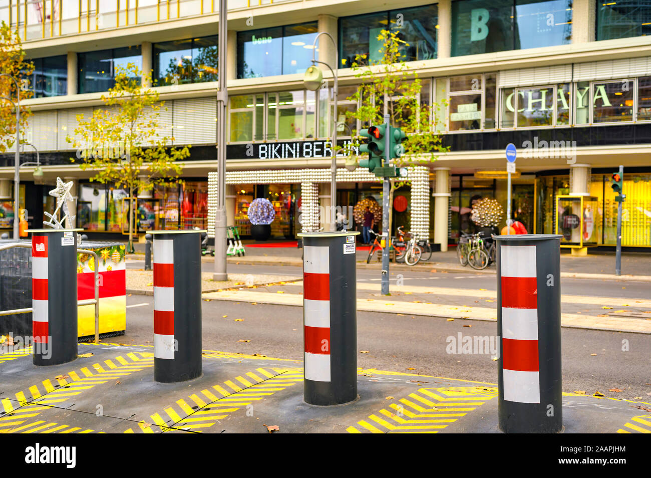 Berlin, Deutschland - 22 November 2019: Maßnahmen gegen einen terroristischen Angriff auf den Weihnachtsmarkt neben den historischen Kaiser Wilhelm Memori zu schützen. Stockfoto