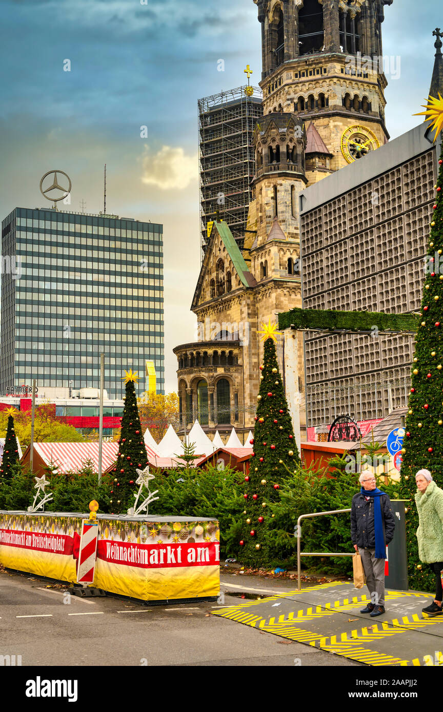 Berlin, Deutschland - 22 November 2019: Maßnahmen gegen einen terroristischen Angriff auf den Weihnachtsmarkt neben den historischen Kaiser Wilhelm Memori zu schützen. Stockfoto