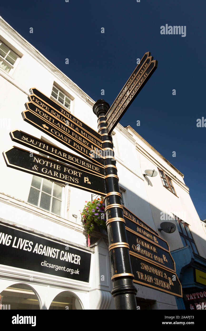 Zeichen, verschiedene Reiseziele und Attraktionen in Weymouth. Dorset England UK GB Stockfoto