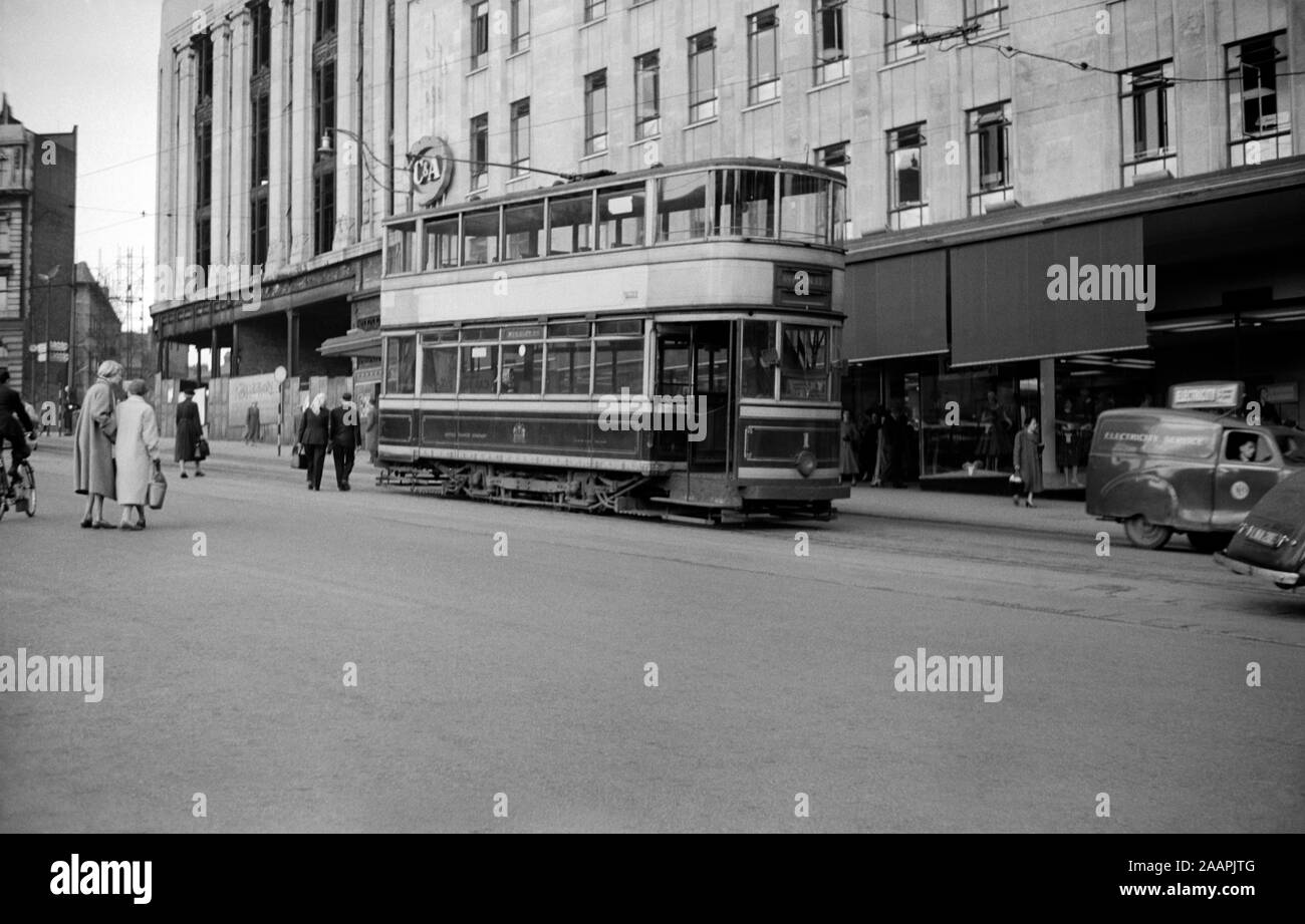 Sheffield Corporation Standard Tram Nr. 1 außerhalb von C&A-Kaufhaus in der Innenstadt. Hinweis Die WWII bomb Schäden am Gebäude. Bild während der 1950er Jahre genommen. Stockfoto