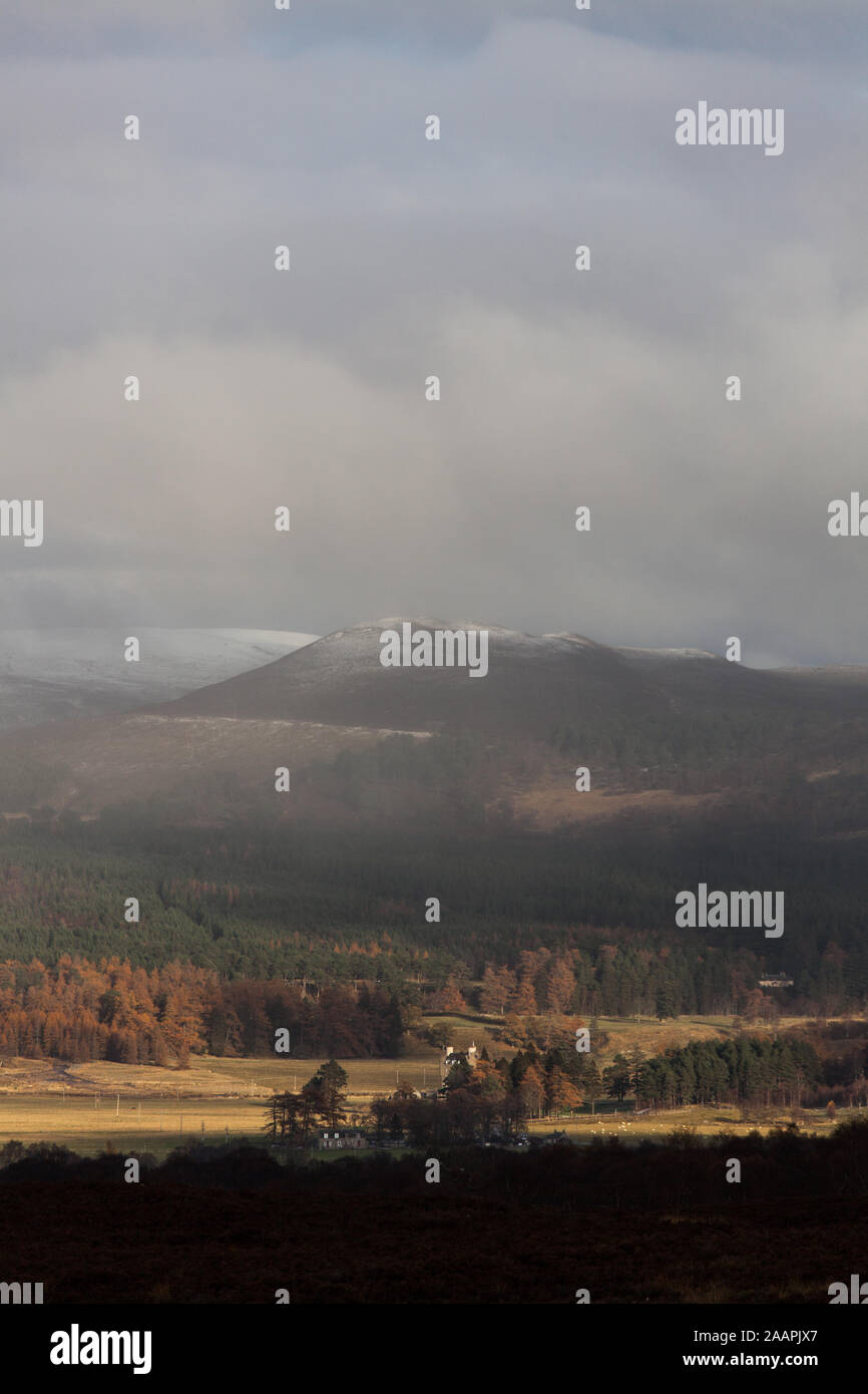 Bereich von Braemar, Schottland. Malerische Winter Blick auf Schnee anfahren der Cairngorm Mountains, in der Nähe von Braemar. Stockfoto