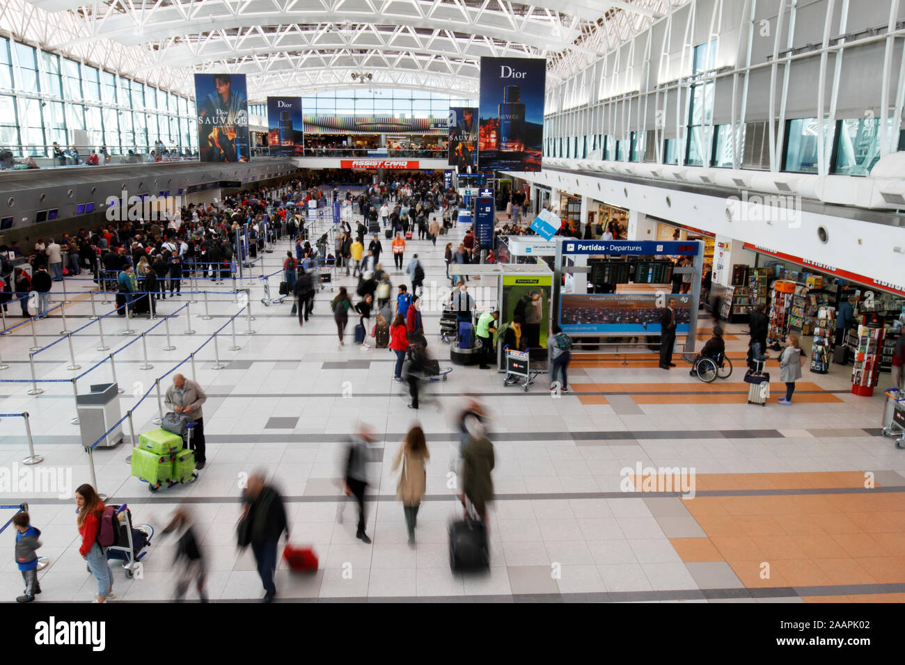 Abflughalle, Check-in Koffer Drop-off am Internationalen Flughafen Ezeiza, Argentinien. Stockfoto