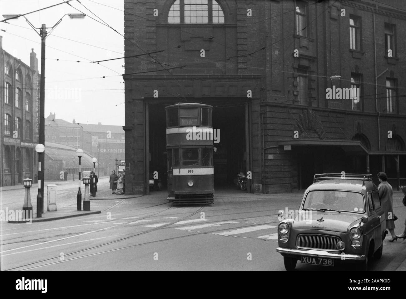 Leeds Straßenbahn Nr. 199 am Swinegate Depot mit den Thames Trader Van draußen geparkt. Circa 1950s Stockfoto