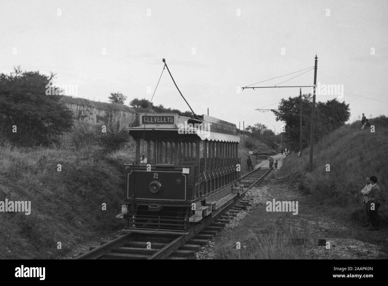 Blackpool tram an Crich während der frühen Jahre des Tramway Museum. Das zeigt die Konstruktion der Hauptleitung ist immer noch stattfindet. Stockfoto