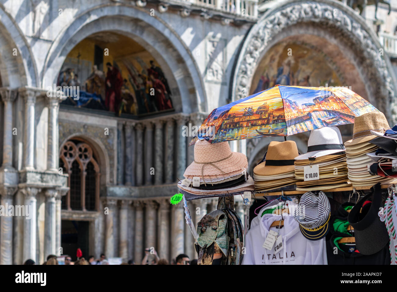Abschaltdruck Verkauf venezianischen Souvenirs vor St Mark's Basilika, Venedig, Italien Stockfoto