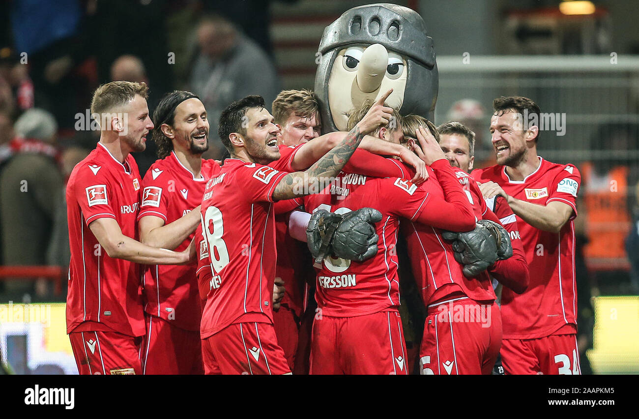 Leipzig, Deutschland. 23 Nov, 2019. Leverkusen, Deutschland. Deutschland. 23 November 2019, Berlin: Fußball: Bundesliga, 1.FC Union Berlin - Borussia Mönchengladbach, 12. Spieltag, An der Alten Försterei Stadion. Gewerkschaften Marvin Friedrich (L-R), Neven Subotic, Christopher Trimmel und Marius Bülter die scorer für die 2-0 Sebastian Andersson mit Ritter Keule umfassen. Foto: Andreas Gora/dpa - WICHTIGER HINWEIS: In Übereinstimmung mit den Anforderungen der DFL Deutsche Fußball Liga oder der DFB Deutscher Fußball-Bund ist es untersagt, zu verwenden oder verwendet haben Fotos im Stadion und/oder das Spiel, die in den entnommenen f Stockfoto