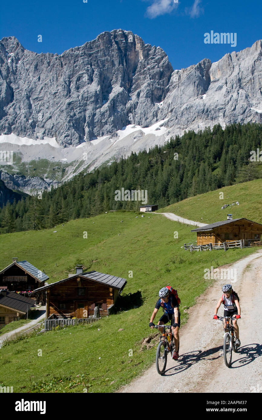 Mann und Frau mit dem Rennrad in alpiner Landschaft Stockfoto