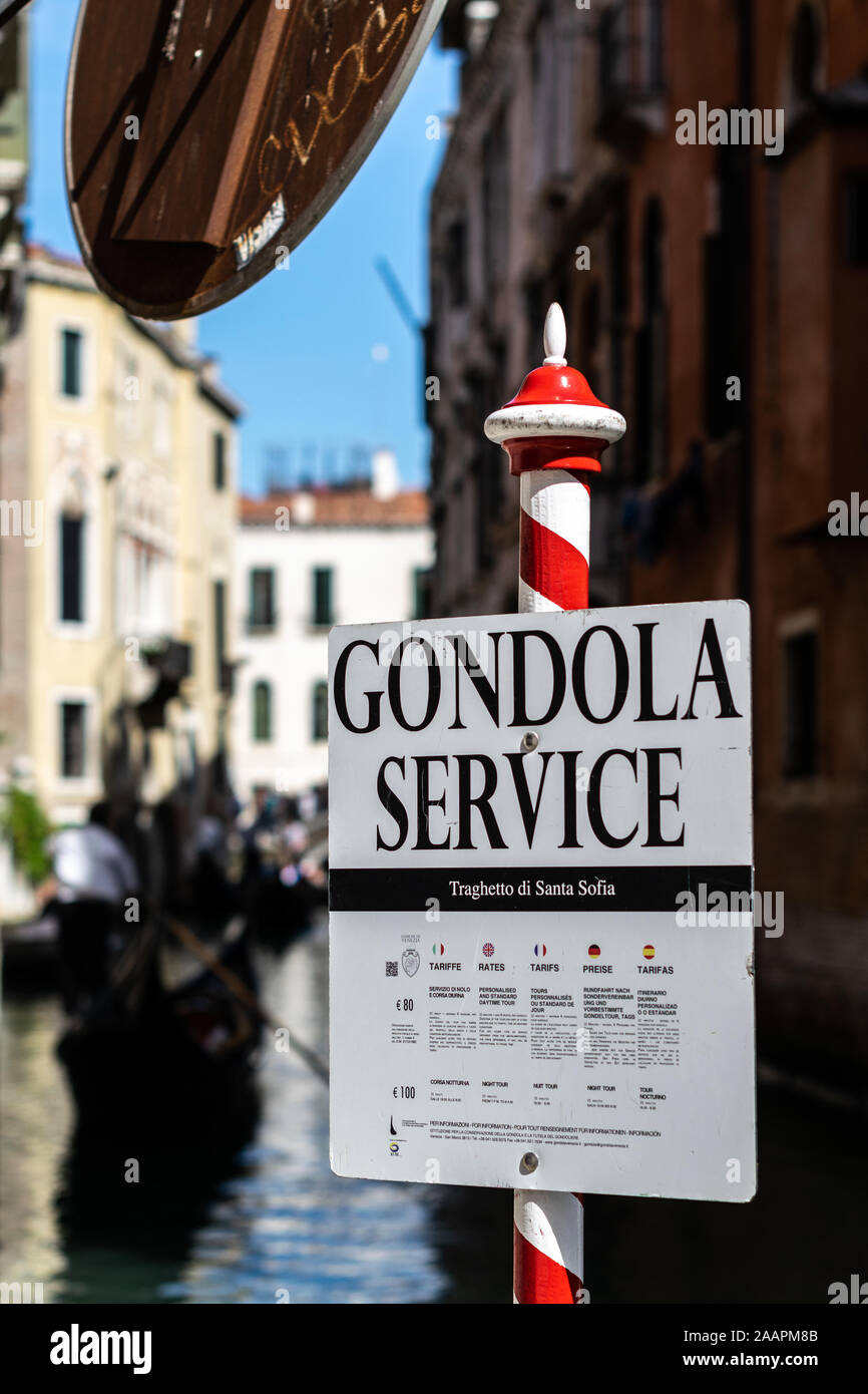 Ein Zeichen auf der Pole ist ein gondoliere Werbung der Gondel Service und Preise montiert Stockfoto