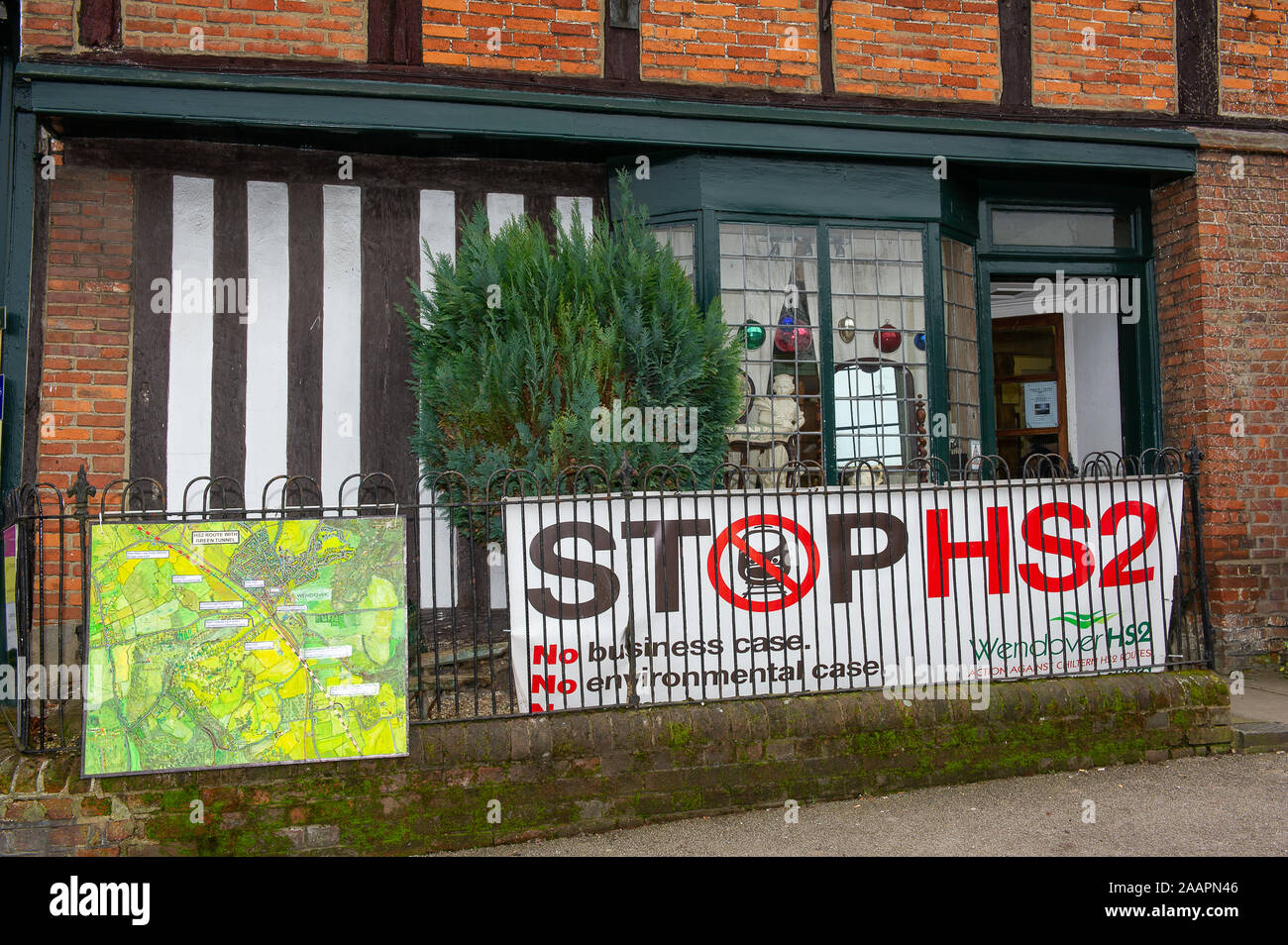 HS2 Opposition unterzeichnen in Wendover, Buckinghamshire, Großbritannien. 27. Februar, 2012. Eine Reihe von High Speed Railway HS2 Opposition Zeichen sind an der Vorderseite der Häuser und Geschäfte im Dorf Wendover wurde in der Grafschaft Buckinghamshire. Viele Bewohner der geplante HS2 High Speed Rail Link von London nach Birmingham Gegensatz, wie es erwartet wird, dass sich die Zerstörung der Landschaft, ländliche Lebensräume und uralten Wäldern zu führen. Credit: Maureen McLean/Alamy Stockfoto