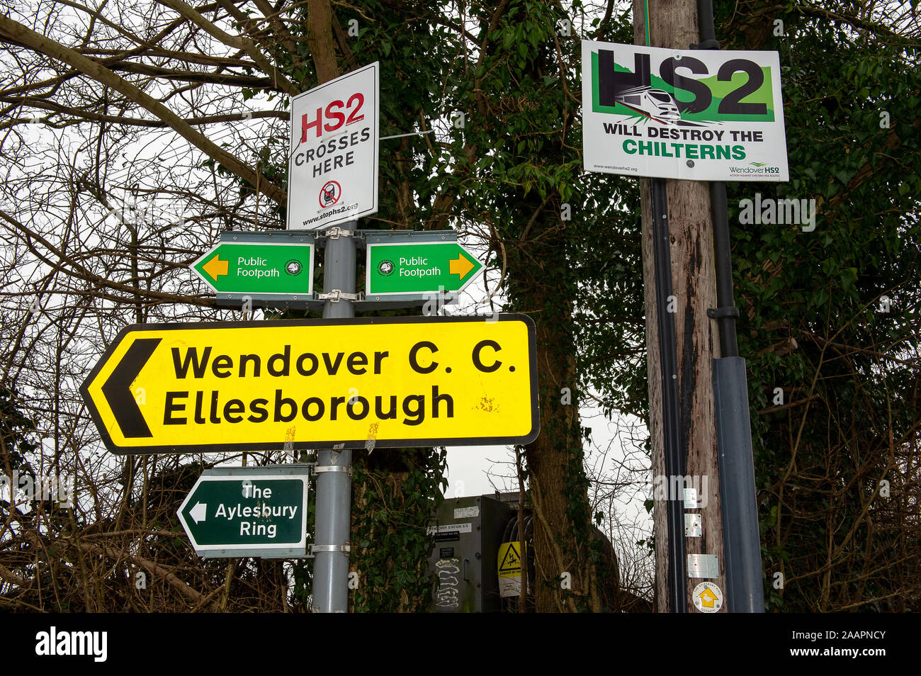 HS2 Opposition unterzeichnen in Wendover, Buckinghamshire, Großbritannien. 27. Februar, 2012. Eine Reihe von High Speed Railway HS2 Opposition Zeichen sind an der Vorderseite der Häuser und Geschäfte im Dorf Wendover wurde in der Grafschaft Buckinghamshire. Viele Bewohner der geplante HS2 High Speed Rail Link von London nach Birmingham Gegensatz, wie es erwartet wird, dass sich die Zerstörung der Landschaft, ländliche Lebensräume und uralten Wäldern zu führen. Credit: Maureen McLean/Alamy Stockfoto