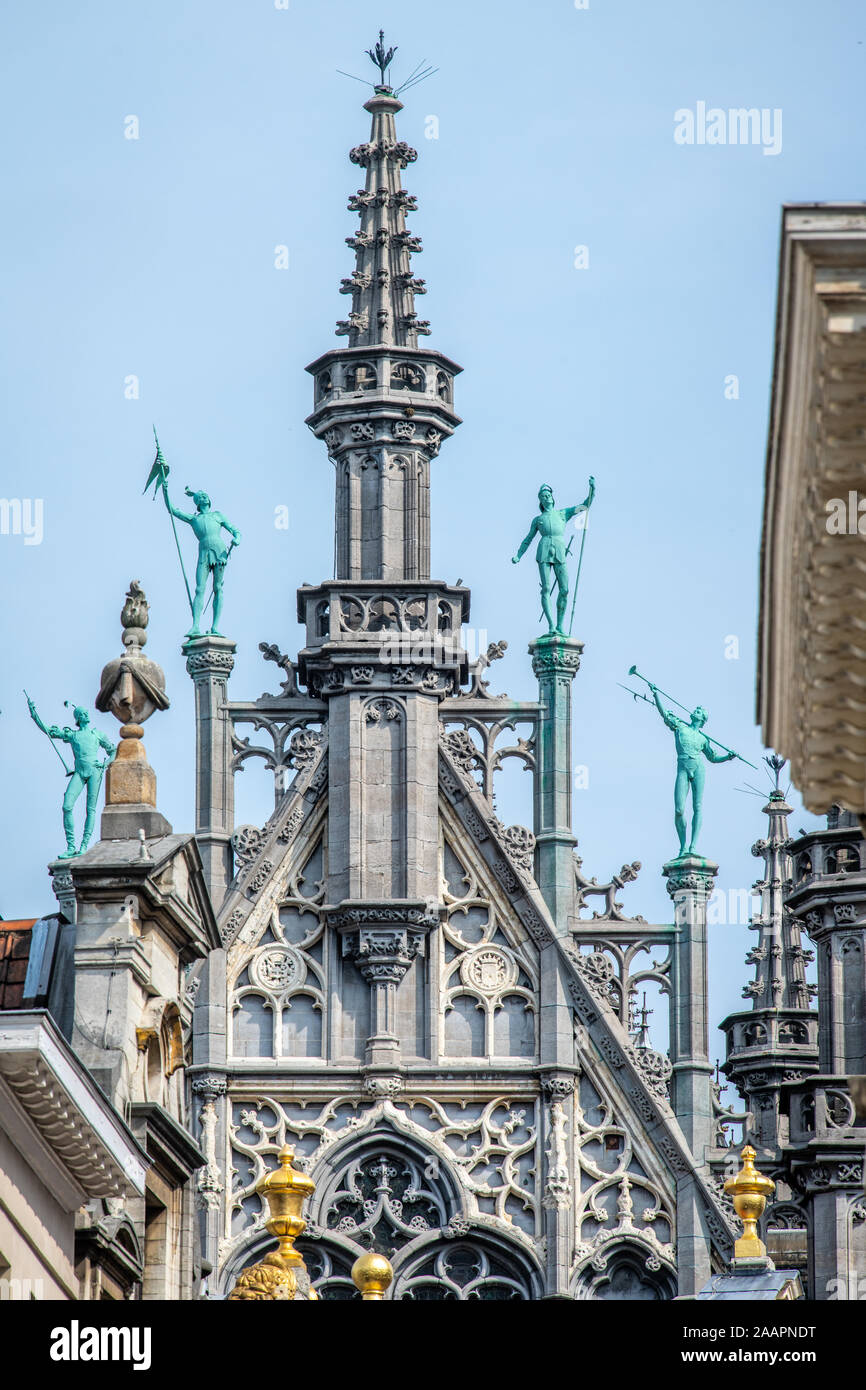 Statuen auf dem Dach des Brüsseler City Museum, Brüssel, Belgien. Stockfoto