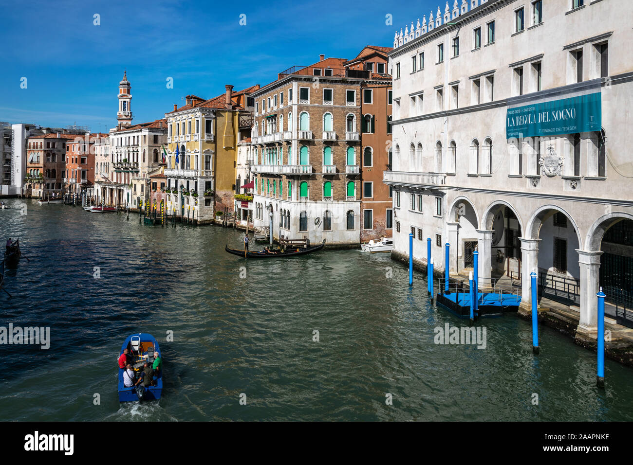 Ein Blick von der Rialto Brücke am Canale Grande mit Fondaco dei Tedeschi auf der rechten Seite, jetzt ein Kaufhaus, Venedig, Italien Stockfoto