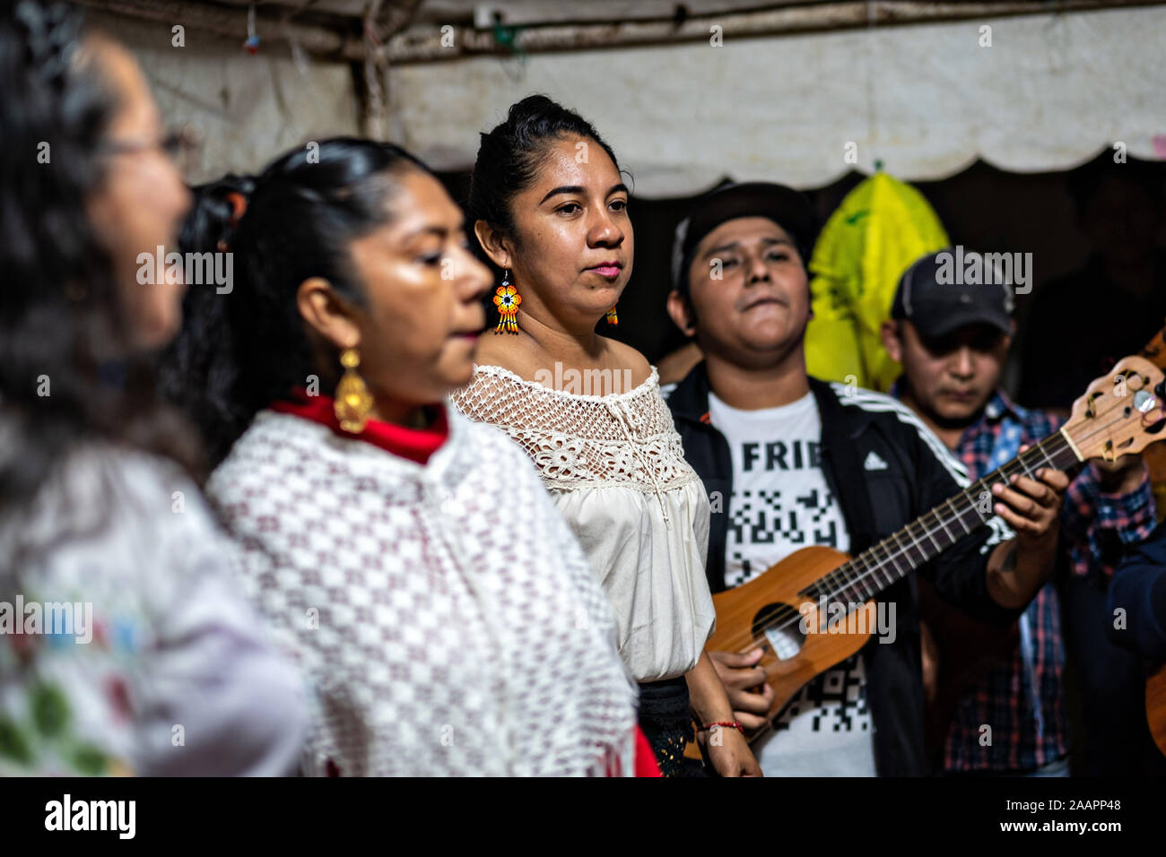 Zapateado Tänzer ein traditioneller Volkstanz während einer Nachbarschaft Huapango in Santiago Tuxtla, Veracruz, Mexiko. Die Tänzer tanzen handelt es sich um markante ihre Schuhe auf einer hölzernen Plattform, während eine große Gruppe von Musikern Streichinstrumente spielen. Die Versammlungen werden, nehmen an der Los Tuxtlas Bergdörfer für einzelne Leute zu treffen. Stockfoto