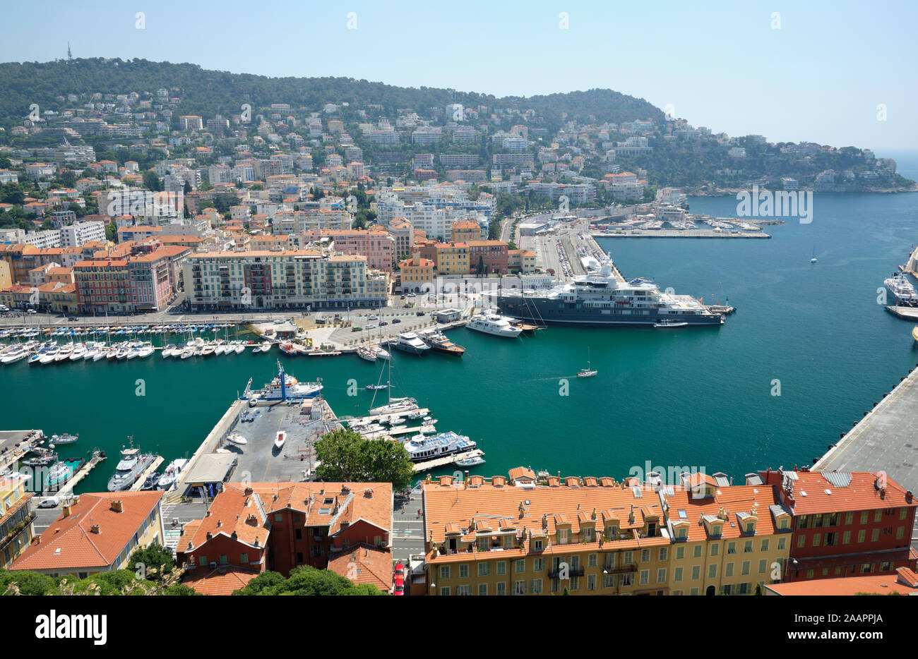 Blick auf den Hafen von Nizza und der Promenade vom Castle Hill hohe Sicht Stockfoto