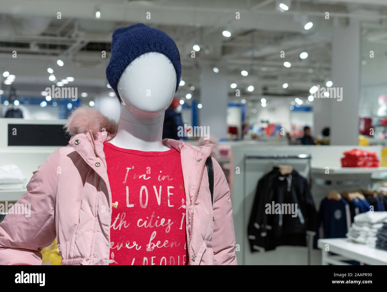 Männlich Schaufensterpuppe mit Winterkleidung. Mode. Shopping. Stockfoto