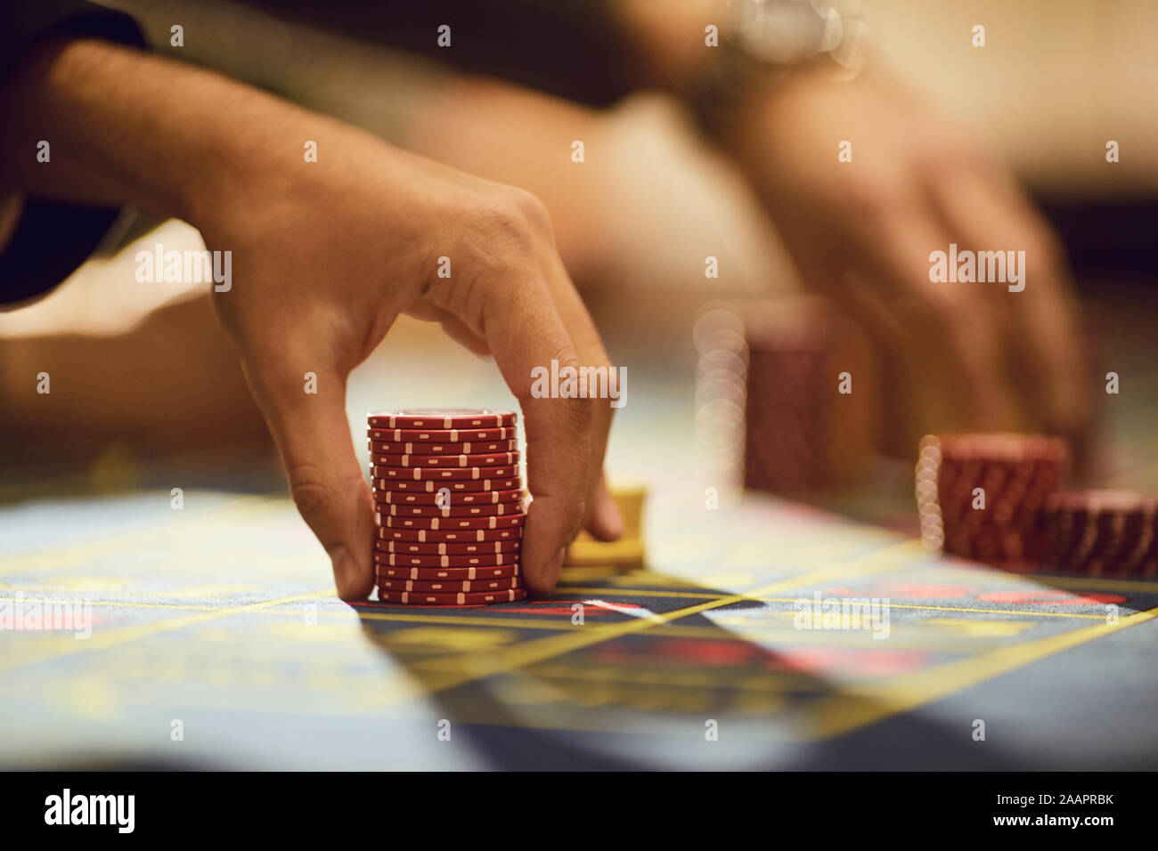 Ein Spieler spielt Roulette in einem Casino. Stockfoto