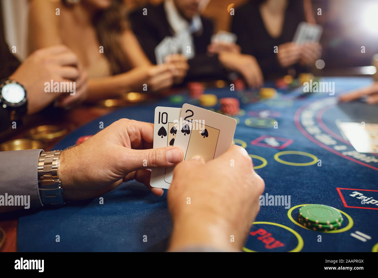 Hände eines Poker Spieler Kontrolle Karten in einem Casino. Stockfoto