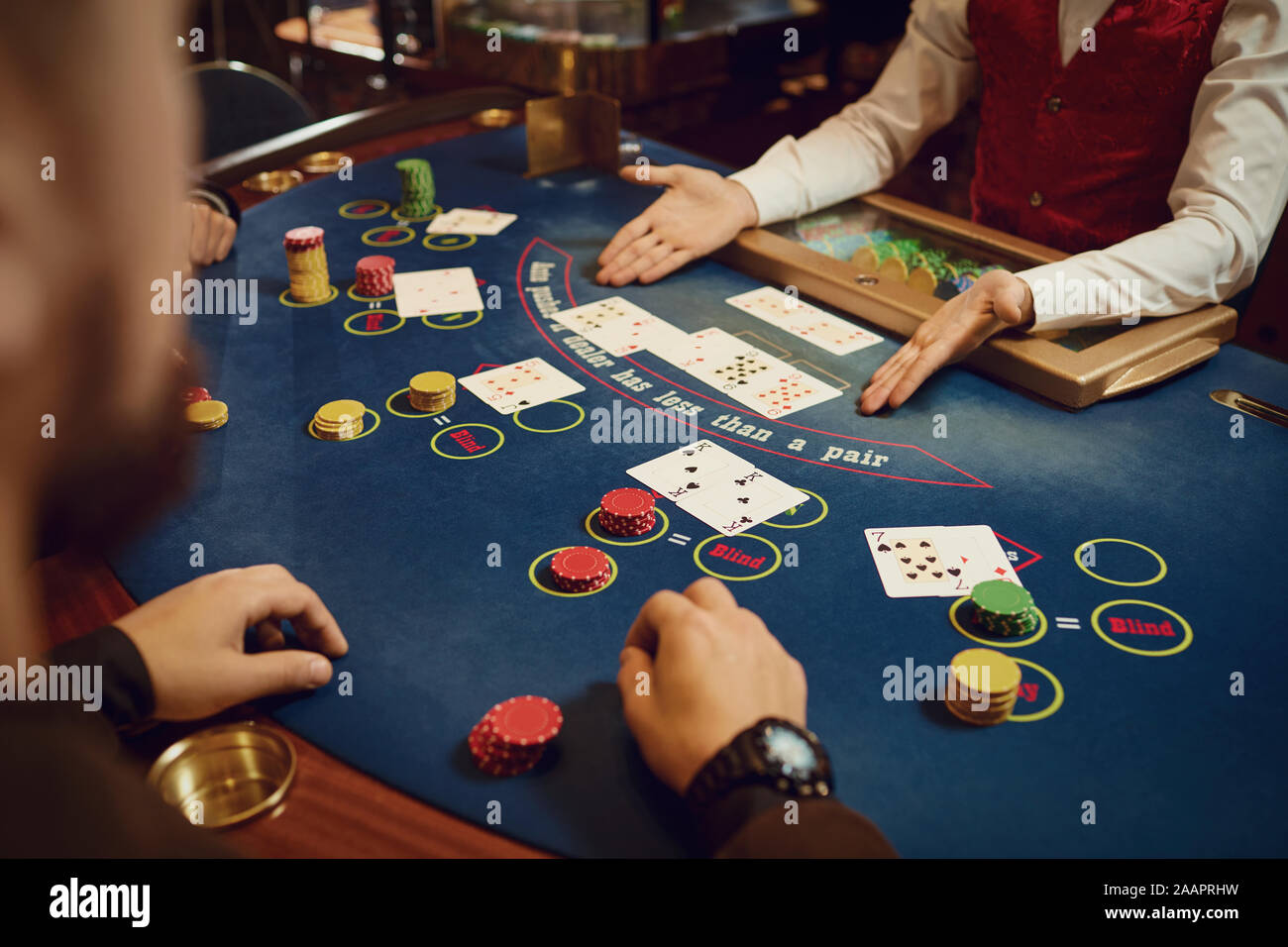 Die Hände der Spieler und die Croupiers im Spiel Karten. Stockfoto