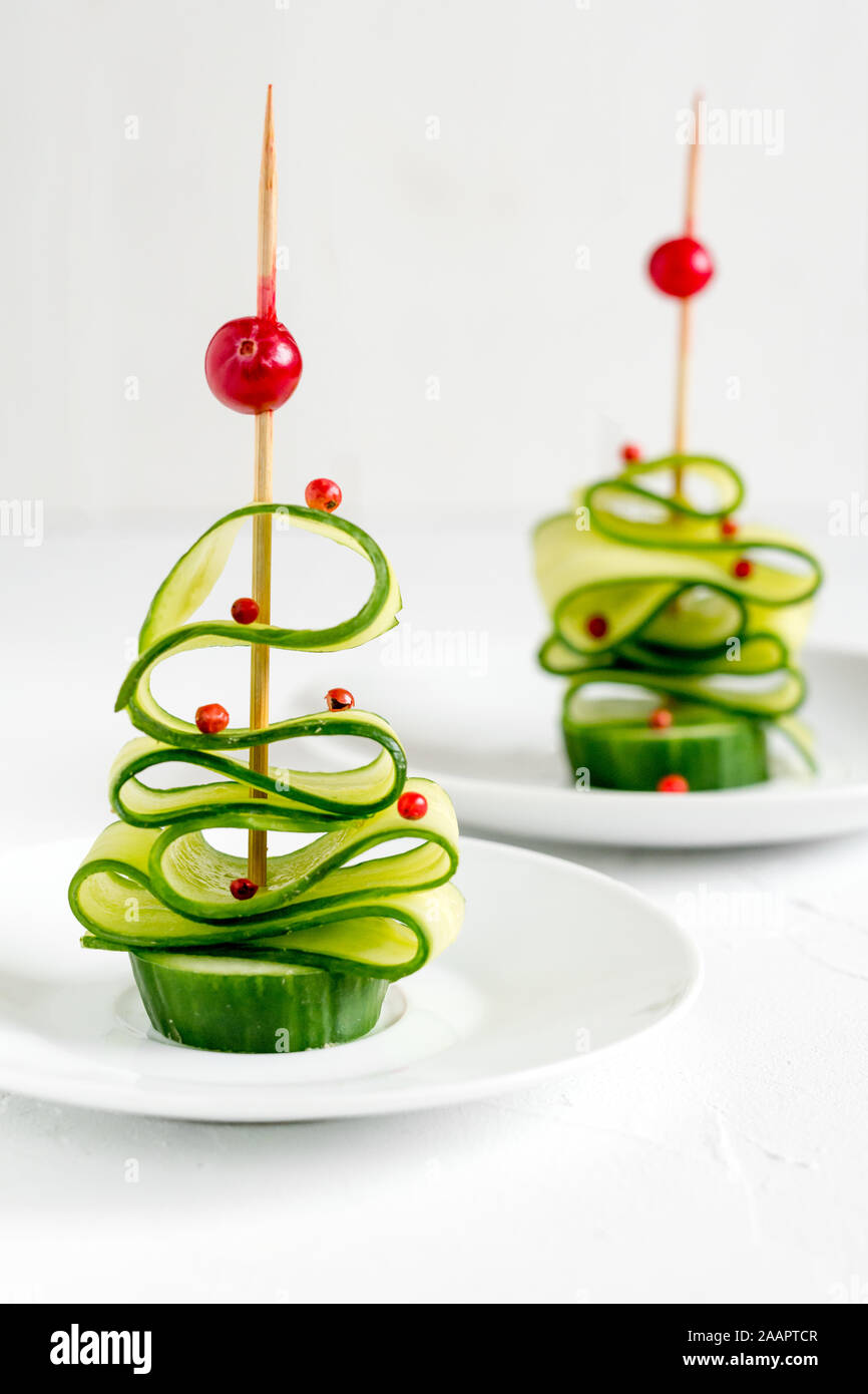 Gurke Weihnachtsbaum, lustig Essen für Kinder. Weihnachten Lebensmittel Hintergrund. Stockfoto