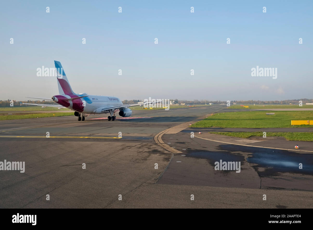 London, England - 20. November 2019: Eine Eurowings Flugzeug macht seinen Weg auf die Start- und Landebahn am Flughafen London City und der andere Ansätze zu landen. Stockfoto