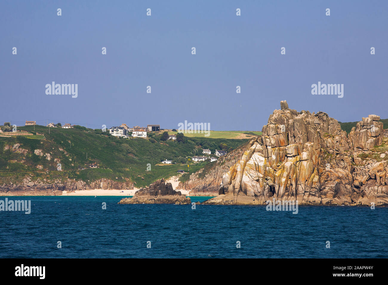 Teryn Dinas und Porthcurno Beach, West Penwith, Cornwall, UK von seewärts an einem ruhigen Sommer Stockfoto