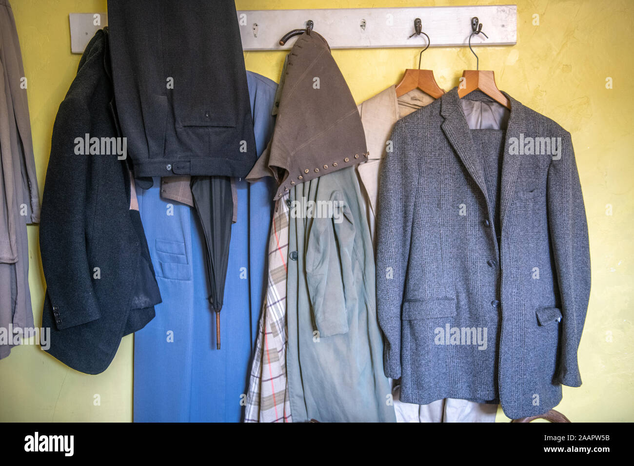 Mäntel an der Wand aufhängen innen James heriots Home World of James Herriot, Thirsk, ENGLAND Stockfoto