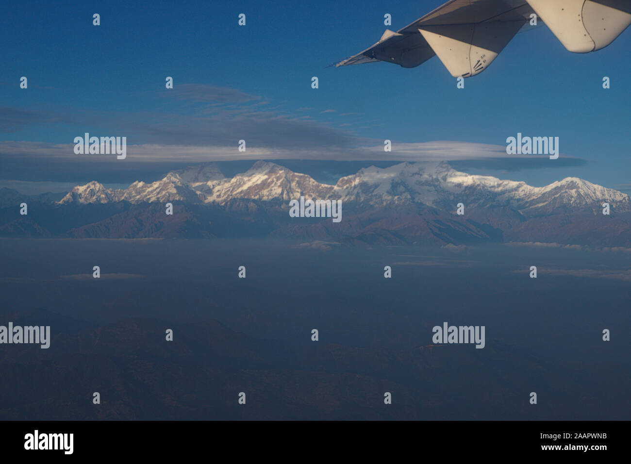 Blick aus dem Flugzeugfenster auf ein Buddha Air Flug von Pokhara nach Kathmandu Stockfoto