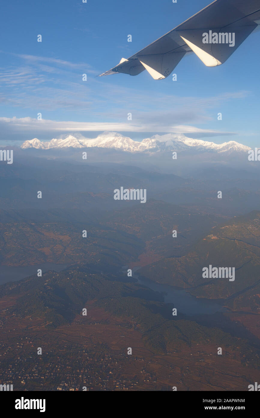 Blick aus dem Flugzeugfenster auf ein Buddha Air Flug von Pokhara nach Kathmandu Stockfoto