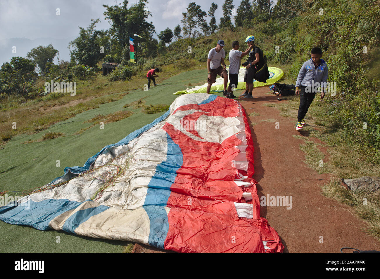 Fertig auf der Seite eines Hügels zu paragliden - Schießen ausbreiten Stockfoto