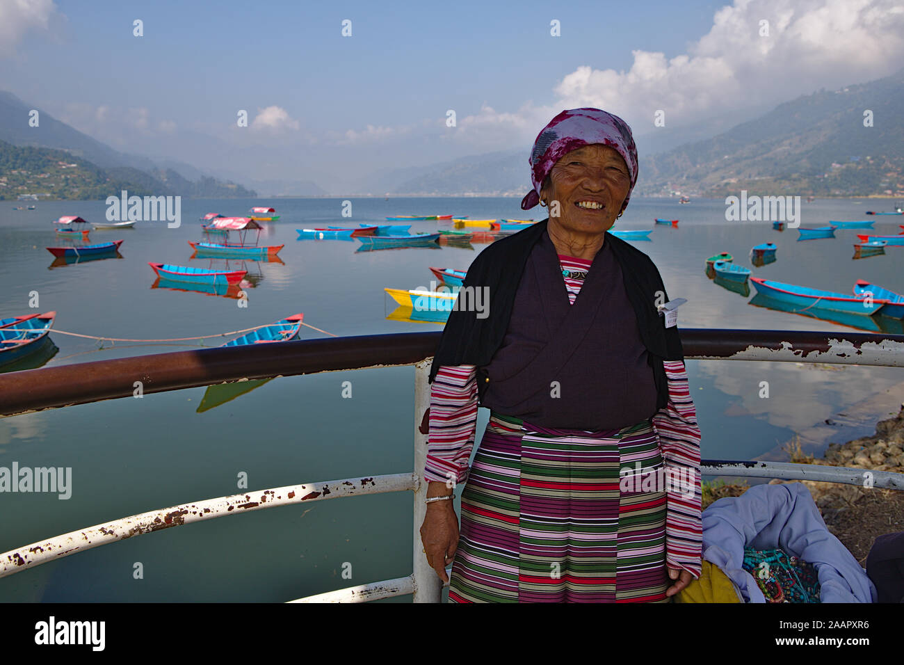 Tibetischen Frau verkaufen Schmuck am Ufer des Sees puh tragen gestreifte Kleidung Stockfoto