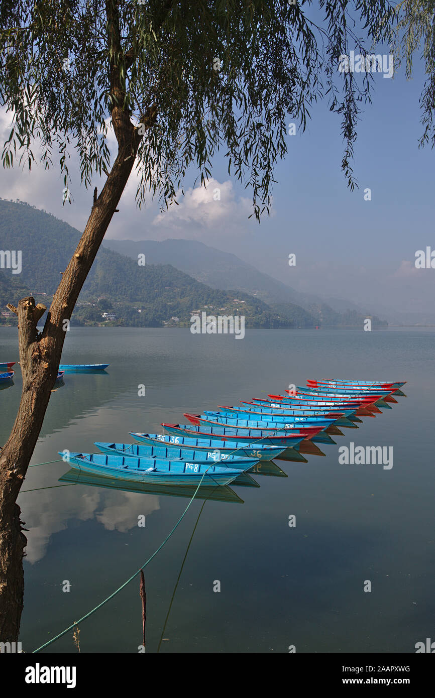 Blaue Zeile Boote in einer Linie schwimmend auf See puh Stockfoto