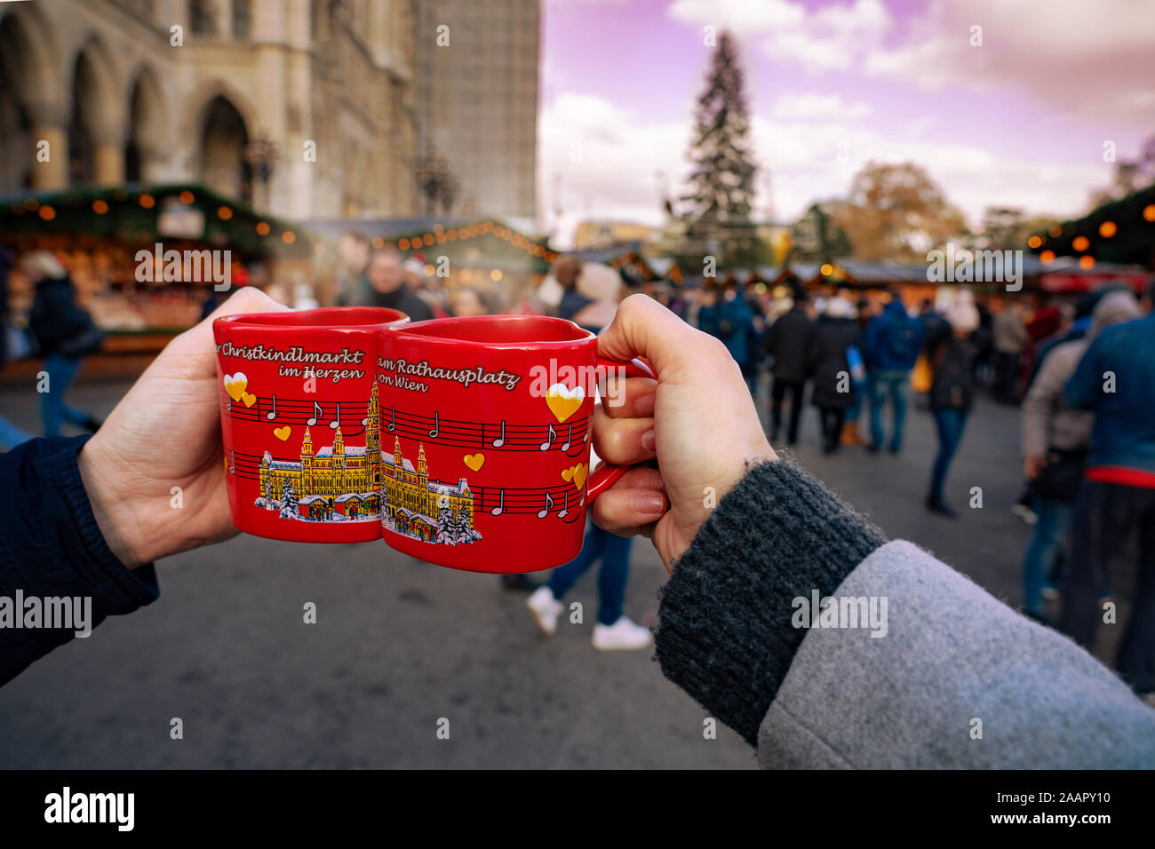 Wien, Österreich - 11.23.2019: Glühwein trinken heiße alkoholische spicey Rotwein auf dem Weihnachtsmarkt Tassen auf dem Rathausplatz in Wien Stockfoto