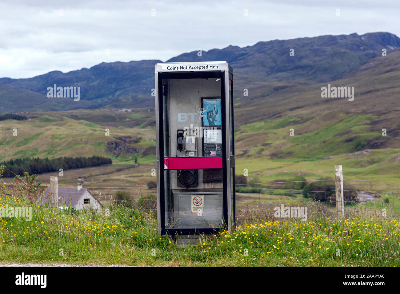 BT Telefonzelle mit Münzen nicht akzeptiert hier in den schottischen Highlands, Schottland, Großbritannien Stockfoto