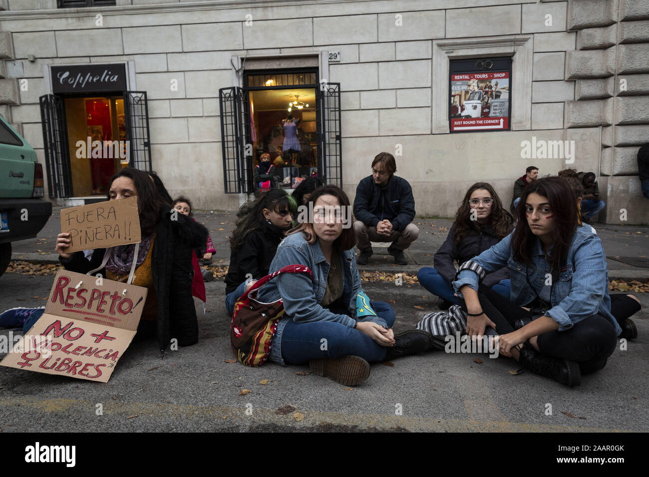 Rom, Roma, Italien. 23 Nov, 2019. Tausende von Frau März in Italien alarmierende Feminizid Ebenen und geschlechtsspezifische Gewalt zu protestieren. Der Protest wurde von der italienischen Niemand Weniger (Nicht una di Meno) Frau Organisation. Credit: Matteo Trevisan/ZUMA Draht/Alamy leben Nachrichten Stockfoto