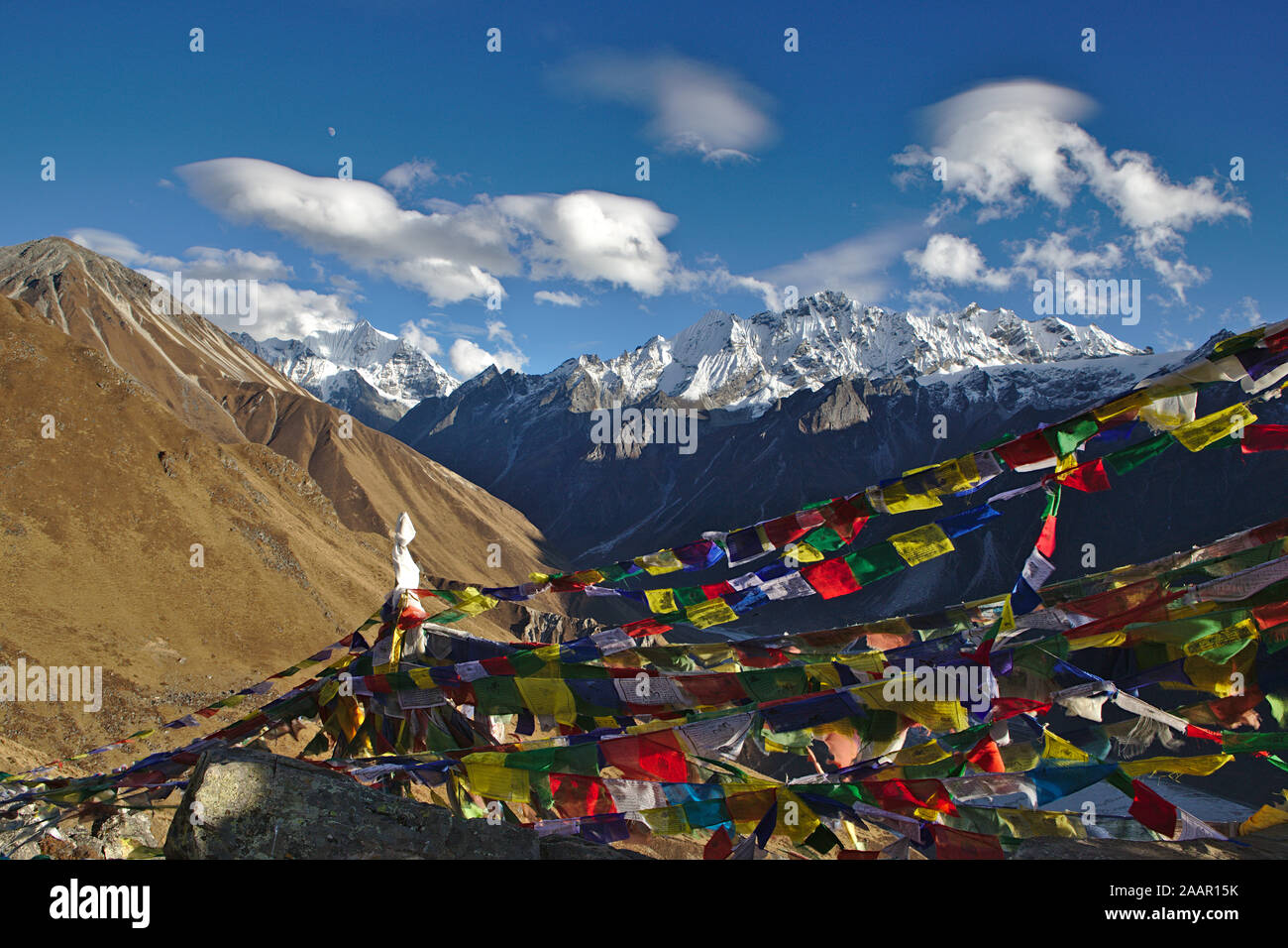 Gebetsfahnen vor schneebedeckten Berge des Langtang Tal (Aufstieg nach Kyanjin Ri) Stockfoto