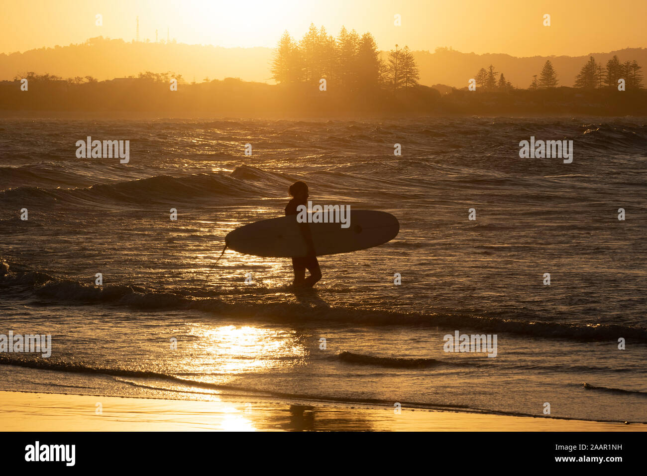Surfer bei Sonnenuntergang, Watago Bay, Byron. NSW Stockfoto